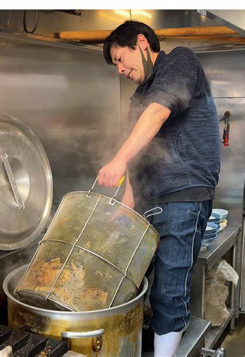 ３時間しか開かないのに大行列…「とんちぼ」の煮干し中華そばがやばい 【中華そば専門 とんちぼ】 埼玉・日高で見つけた、昼のたった3時間だけ勝負の人気店「とんちぼ」へ。 オープン前から人が集まりはじめて、気づけばしっかり行列…！ 主役の煮干し中華そばは、煮干しの香りと旨みがグッと来るのにクドさはなくて、レンゲが止まらないタイプ。 “短時間営業＝本気度高い店”ってやっぱり間違いない…これは並ぶ価値アリでした！ ——————————————————— 📍埼玉県日高市栗坪２６−４６ ⏰11:30～14:30（水・木・金・土・月・火） 🛏️日曜日 ——————————————————— Only open for 3 hours, yet there’s a huge line… “Tonchibo” niboshi ramen is insane 【Chukasoba Senmon Tonchibo】 We stopped by “Tonchibo” in Hidaka city, Saitama—an ultra-popular spot that only opens for just