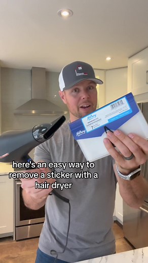 Peeling away labels, one hack at a time! 👋💡 Watch and learn the easiest way to remove sticker labels effortlessly! #lifehacks #homehacks #parent #sticker