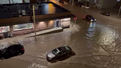 US: Severe Flooding Hits Milwaukee, Forcing Freeway Closures and Stranding Vehicles 5
