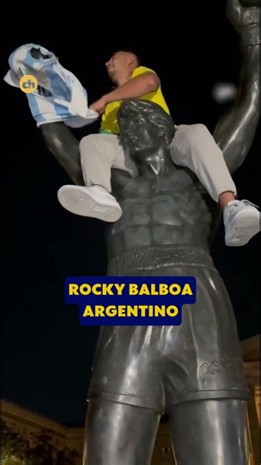 Hinchas brasileños le pusieron la camiseta de Argentina a Rocky Balboa en EEUU