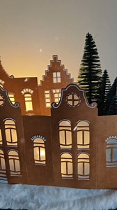 ✨ Moje świąteczne miasteczko za… 20 zł! 🎄 Podstawka to sklejone kasetony styropianowe a domki są z bloku z Action, w którym były gotowe szablony. 🏠✂️ Można też samodzielnie wyciąć z kartonu. Dodałam kilka miniaturek choinek i światełka LED. Efekt ciepły, klimatyczny i totalnie budżetowy 💡❄️ 🌟 Kto też lubi takie DIY świąteczne projekty? Daj znać w komentarzu czy Ty też robisz swoje dekoracje samodzielnie! ❤️ #diyświęta #świątecznedekoracje #miasteczkoświąteczne #christmasvillage #zróbtosam #p