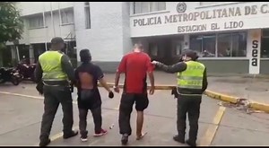 #CALI En proceso de judicialización están los dos hombres que fueron capturados sobre la calle 5 frente a la USC, tras ser sorprendidos robando en esa zona del sur de Cali, donde la comunidad de la zona incineró la moto en la que se movilizaban. La Policía confirmó que uno de los detenidos es de nacionalidad argentina. | Los Ojos de Buga