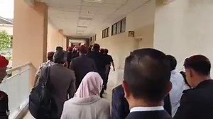 A FREE MAN: A week since the Malaysian elections, Parti Keadilan Rakyat de facto leader Anwar Ibrahim has been released from detention after receiving a royal pardon. Wearing a black suit and tie, Datuk Seri Anwar, 70, was surrounded by his family, lawyers and prison guards before getting into a car and driving to the palace for an audience with the king. FULL STORY: tdy.sg/2L1rq5k (Video: Twitter/Anwar Ibrahim) | TODAY