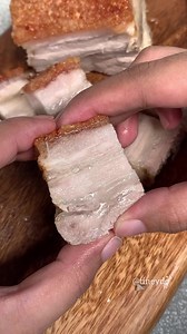 3.1M views · 38K reactions | Crispy Pork Belly Ingredients: •500g pork belly •10 cloves garlic •1 large red onion •3 bay leaves •2 tbsp whole peppercorns •2 tbsp salt •2 tbsp white vinegar •1 liter water •1/2 tbsp salt •1 tsp vinegar | Tineydc | Facebook