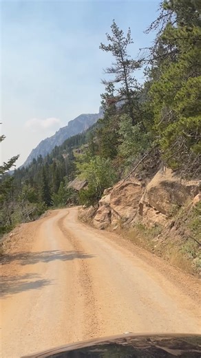 🚗 Ever Wanted to Feel Like You're Driving Back in Time? Welcome to Old Fall River Road... 🏔️💨 This road is NOT for everyone. And that's exactly what makes it so damn cool. Old Fall River Road in Rocky Mountain National Park is one of the original routes into the high country. Built in 1920. Unpaved. One-way only. And absolutely EPIC. If you're the type who needs smooth pavement and guardrails... This probably isn't your vibe. But if you want an ADVENTURE? The kind where you're gripping the wh