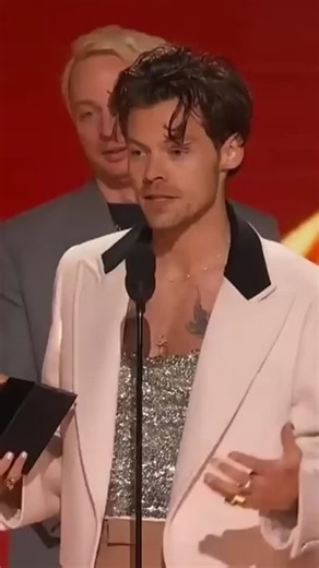 one direction on Instagram: "POV: Harry styles get screamed at & taylor shift stand up for him . #onedirection #harrystyles #louistomlinson #niallhoran #liampayne #zaynmalik #larrystylinson #directioner #larry #onedirections"