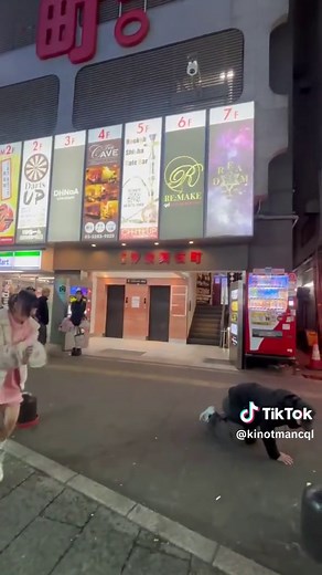 【金的】アイドルに歌舞伎町で金蹴りされる男性w #金的 #護身術 #急所 #歌舞伎町