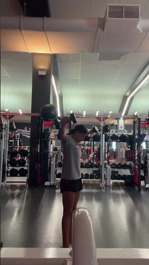 This is how elite swimmers prepare for competition. 📹 (IG): @anna_peplowski