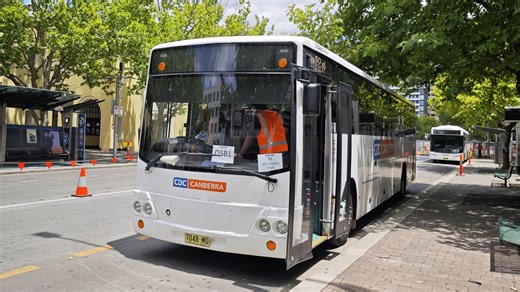 逆天外摆门差点被单杀了。来自堪培拉公交的 Volvo B7R Custom Coaches CB50 校车后排乘坐体验（7048 MO