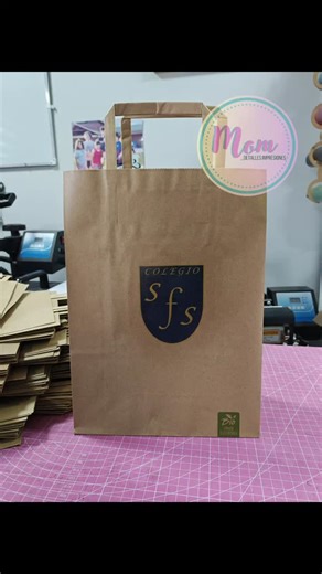 Mom on Instagram: "Bolsas KRAFT personalizadas con logo colegio 🛍️"