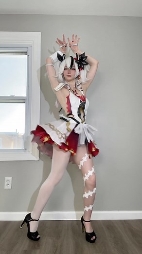 ⋆｡˚☽˚｡⋆Celebi⋆｡˚☽˚｡⋆ on Instagram: "Camellya 🤍 did you guys pull for her?? (Yes I painted my leg for this cosplay) • #wutheringwaves #cosplay #wutheringwavescosplay #camellyawutheringwaves"