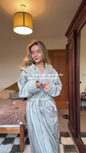 Stylish Women’s Blazer Outfits for the Festive Season