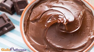 CREMA PASTICCERA AL CIOCCOLATO 😍❤ L'hai mai provata con un po' di panna montata e qualche amaretto sbriociolato? QUI LA RICETTA https://ricette.giallozafferano.it/Crema-pasticcera-al-cioccolato.html | Giallozafferano