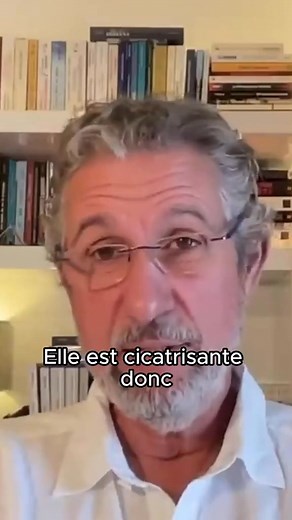 [CONSEILS DE MÉDECIN] 🌱🪻🌿 Les merveilles de la bromélaïne pour notre santé avec l'ancien médecin cancérologue, Luc Bodin. BROMELAINE : Ses bienfaits et vertus pour la santé ! Très peu connue du grand public, la Bromélaïne est un groupe d’enzymes aux pouvoirs étonnants qui va circuler dans notre organisme pour booster notre immunité mais pas seulement. Anti-inflammatoire, cicatrisante, amaigrissante, ou encore anti-cancer, regardons ensemble de plus près les avantages apportés par la bromélaïn