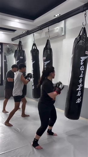 START 2026 STRONGER! 🔥 Train Muaythai & Boxing at HD FIGHTER!! ✔ Beginner to professional classes ✔ Adults & kids classes JOIN SEKARANG DAN TENTUKAN JADWAL LATIHAN MU! 📍Ruko Grand Taruma Dharmawangsa Nomor B03, Teluk jambe timur, Karawang Barat. Indonesia Admin HD Fighter : 08111034683