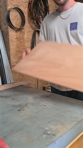 🐱♻️📦 Tuto : DIY griffoir pour chat, 100% récup 🐱♻️📦 On connaît l’amour de nos p’tits chats pour le carton, alors autant s’en servir pour sauver nos canapés et leur créer un griffoir dont ils raffoleront et en plus, réutilisable ! Parce-que oui, quand le carton sera trop abîmé, tu pourras juste le retirer, refaire des bandelettes et c’est tout !! Trop pratique 😇 🥣 Recette de la colle 1. Dans une casserole, à feu doux, mélanger deux doses de farine pour une dose d’eau. 2. La consistance doit