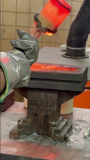 Goud smelten bij 1100°C en gieten in de mal | Maxgoud Rotterdam #edelmetalen #goudinkoop