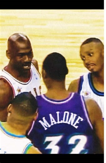 The 1998 All-Star Game felt like a moment frozen between generations. Jordan was nearing the end of the run that defined the decade. The dynasty was closing. At the same time, stars like Penny Hardaway and Grant Hill were unknowingly about to leave the spotlight due to injuries. And right behind them, the next era was already arriving — Kobe, KG, AI, Tim Duncan — ready to take the league forward. Everyone remembers the highlights… but the real magic lives in the moments before the tip-off — the 
