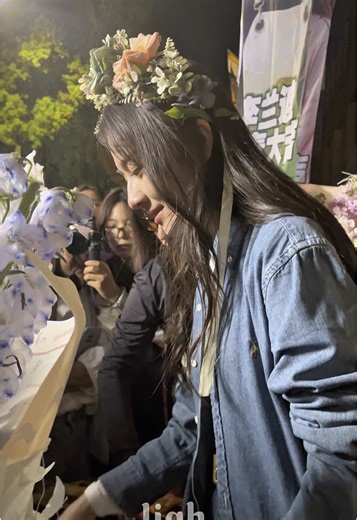 Một chiếc fancam siêu gần của em iu Landy~ Hôm đấy Lan Địch khóc cả ngày luôn~ Khóc đến nỗi nghẹn cả mũi 🥹🥹🥹🥹🥹 Khổ~ mỗi bộ phim quay xong em đều không nỡ luôn 🥹🥹🥹 Tag: Lý Lan Địch, Hoan Tụ, Ngũ Bất Vi, Triều Tuyết Lục, Tần Hoản #lylandich #landyli #李兰迪 #trieutuyetluc #朝雪录 #coronersdiary #hoantu #欢聚 #gathering #李兰迪伍不为