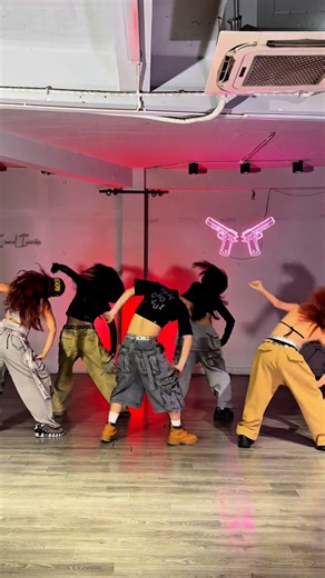 C Giang mà dùng sound này diễn gặp mặt Miss Universe thì 🔥🔥🔥 | HANOI X-GIRLS