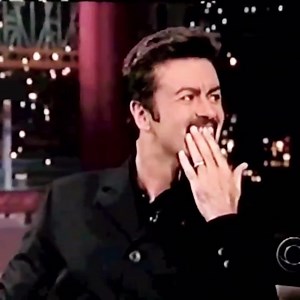 George was a guest in the American late-night CBS talk show The Late Show With David Letterman with David Letterman on November 9, 1998, on the eve of his “Ladies and Gentlemen” greatest hits release. David: Our first guest is a multiple Grammy Award nominee who has sold more than 60 million albums, who’s new double CD compilation is entitled “Ladies & Gentlemen: The Best of George Michael and it will be available in stores tomorrow. Here he is, George Michael. [George walks on to cheers from th