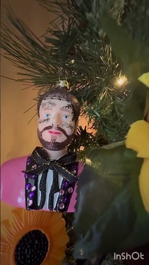 Post Malone Sunflower Themed Christmas tree! Such a fun design.