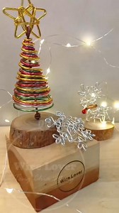 鋁線創作《立體耶誕樹》3D Christmas Tree｜WireLover 情鋁線藝術 鄧嘉銘 Wire Art Sculpture A golden star rests at the top, while spiraling lines rise gently below, layer by layer forming a tree of quiet light. Crafted in wire, this Christmas tree holds warmth, rhythm, and the simple joy of the season. 金色星星靜靜佇立在頂端， 旋轉的線條向上延伸， 層層堆疊成一棵立體的耶誕樹。 不同色彩交織出節奏與溫度， 在光影之間， 留下屬於冬日的柔和祝福。 鋁線藝術家 鄧嘉銘 以細膩工藝，將節慶的喜悅 凝結成一件溫暖而安靜的作品。 #鋁線藝術 #wireart #handmadewireart #artshorts #聖誕樹 #ChristmasDecor #ワイヤーアート #クリスマスツリー #핸드메이드 | Artist Teng Chia 