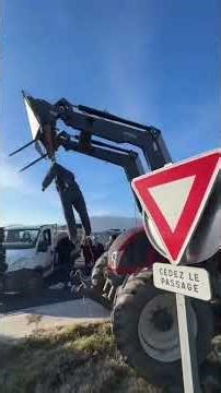 18/12/2025 Les tracteurs ont franchi ce matin un barrage tenu par les forces de l’ordre