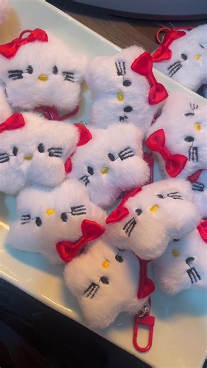 Hello kitty cutest key/bag charms available.💌 dm for price and order. #glammerz_np #hellokittykeyring