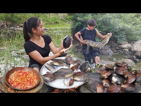 Skills catch crocodile in river, Crocodile spicy cooking for food in forest, River shells grilled