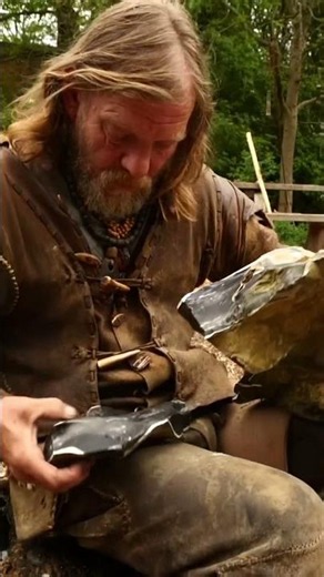 Releasing a stunning large flake from a huge nodule of Norfolk flint #flintknapping