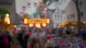🍁🎡 Martinimarkt 2025: Bad Honnef feiert den Herbst! 🎠🎶 Bad gehts los😄 Vom 22. bis 26. Oktober verwandelt sich die Innenstadt Bad Honnefs wieder in ein buntes Fest voller Lichter, Düfte und fröhlicher Gesichter. 🌟 Ob Fahrgeschäft, Musik, Leckereien oder heimelige herbstliche Stimmung ... der Martinimarkt ist jedes Jahr ein absolutes Highlight für Groß und Klein. 🎉🍂 🎥 Schaut euch das Video an und holt euch schon mal eine Portion Vorfreude ab. | Stadt Bad Honnef