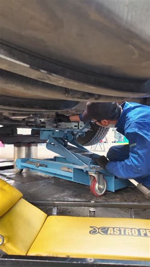 船場サービス 姫路の整備工場 | トラックのミッションを降ろしてクラッチオーバーホールをしてるところです。 動画は一部始終です。 整備アカウントはこちら @senbaservice 板金塗装アカウントはこちら @senba_bodywork 軽自動車から大型トラック、特装車もお任せください！... | Instagram