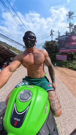 Rizzy🥷| Fitness | Lifestyle | Performance on Instagram: "There is a celebrity in this video, do you spot her?👀 . . . . . . #biker #bikersofinstagram #bikerizz #reaction #reels"
