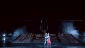 Beethovens einzige Oper »Fidelio« kehrt zurück auf die Opernbühne des NTM! Das Werk ist eine Parabel über den Missbrauch politischer Ideen: Florestan, der grundlos im Gefängnis sitzt, wird vom sadistischen Gouverneur Pizarro dem Hungertod überlassen. Doch seine Frau hat sich als »Fidelio« in den Haushalt eines Gefängniswärters eingeschlichen... »Das Ergebnis ist aufwühlendes, bewegendes, berührendes Musiktheater.«, schrieb DIE RHEINPFALZ über Roger Vontobels Inszenierung. Ab Di, 15.1. ist die Op