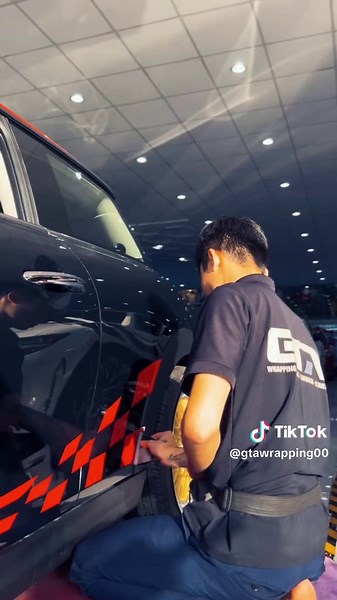 🔥 Mini Cooper mà lên full đen – đỏ kiểu JCW thế này… tưởng đâu bản hiệu suất cao chính hãng! Chiếc Mini Cooper S màu xanh lá được GTA “thay áo” sang combo đen mờ – đỏ bóng theo đúng tinh thần John Cooper Works: thể thao, nhỏ gọn, và không thể lẫn vào đâu được. 🎯 Bộ tem bên hông cũng được thiết kế riêng, căn theo thân xe để tạo điểm nhấn mạnh mẽ khi lướt ngang. Từng bước dán – căn góc – phối màu đều được xử lý chi tiết để đảm bảo “độ” nhưng không làm mất chất Mini. 👀 Xem tới cuối clip để thấy 