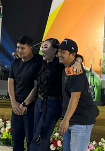 Yo iki aku karo adi adiku wong ndeso…. aku gak isin ngakoni yen aku memang wong ndeso… Allhamdulilah selalu bersyukur lan seneng…. Suwun adiku sing selalu nerimo @Agung platinum @PUGUH Doake ttp dadi wong apik yo Luur🤲🤲🤲 #fypシ゚ #fyp #viral_video #viraltiktok #fypage