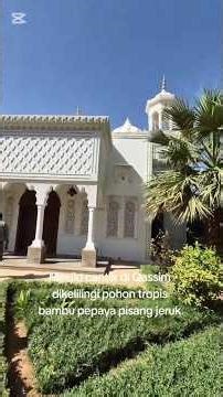 Mesjid cantik dikelilingi pohon tropis bambu randu pepaya pisang di Al Qassim