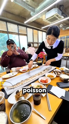 La Serveuse Coréenne Qui Découpe Ce Poisson Spécial 😮🐟
