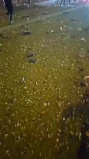 Κυκλοφορούν νέα πλάνα από την περιοχή Beit Shemesh, δυτικά της Jerusalem, που καταγράφουν τις συνέπειες του βαλλιστικού πυραύλου που έπληξε κατοικημένη ζώνη σήμερα. Το πλήγμα θεωρείται μέρος των ιρανικών βαλλιστικών επιθέσεων κατά ισραηλινών πόλεων, που έχουν προκαλέσει τουλάχιστον εννέα νεκρούς και δεκάδες τραυματίες στην Beit Shemesh και γύρω περιοχές, σύμφωνα με νεότερες αναφορές. #meganews #megatv #news
