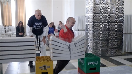 Plus grand nombre de blocs de béton cassés consécutivement en tenant un œuf cru : 109 par Zarko Jankovic