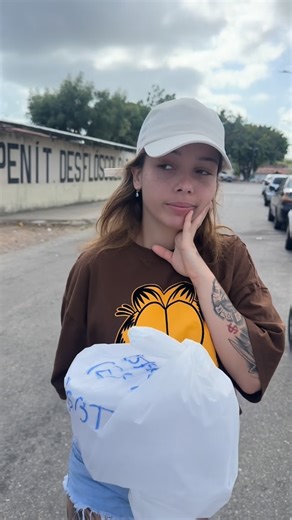 Kamyla Maria on Instagram: "Só sabe a dor que sinto quem tem familiar preso. Hoje é dia de entregar a feira semanal liberada pelo presídio, e nao vejam isso como regalia, por mais que pareça. Saber que meu pai não pode beber uma água gelada, que é básico, me entristece mais. Pra muitos vai ser frescura, mas se coloquem no lugar deles, ou no lugar de alguém que tá com seu pai, irmão ou filho lá dentro. As comidas lá nao ficam frescas, tem prazo pra comer, se não, perde, pois estraga. Mas eu sigo 