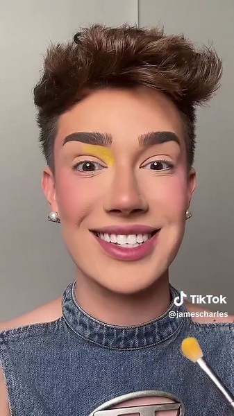 Creating Clouds with COTTON SWABS?! ☁️👀 ib: @Mei Pang @nikkietutorials #greenscreenvideo