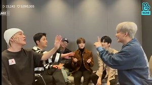 Ddalgi Game (Strawberry Game) with iKON! 🤣 Game Caterer iKON version, Jinhwan as Na PD with "teng!" 🤧 Still the chaotic iKON... Sophssi | YG Facts