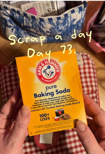 A scrap a day – Dag 73. Een doosje baking soda. Ik vond dit dus altijd al een leuk doosje en nu was hij eindelijk op. Perfect moment om er een scrap van te maken met deze stamp puncher en ‘m een plekje te geven in m’n journal. Nothing wasted, everything archived. Elke dag plak ik een stukje junk in m’n journal. Gewoon creatief zonder druk 🩷 Surviving January. Volg om te zien welke scrap er morgen weer in m’n journal belandt 💌 for more creative journaling & slow living vibes ✨ #scrapaday #junkj