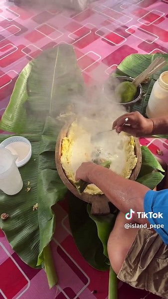 Taufolo is a traditional Samoan comfort food made from breadfruit, coconut cream and sugar. So simple yet has a deep and rich flavour from the roasted breadfruit and the caramelised coconut cream sauce 🤤 #samoa #samoanfood #polynesian #pacificislander #comfortfood