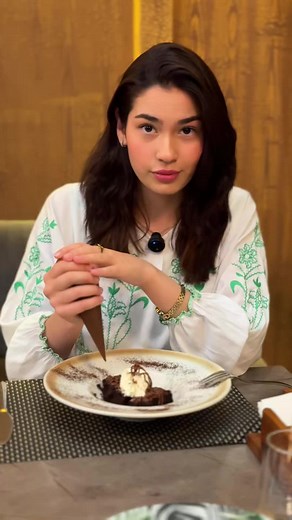 Kim iyip goren bolsa, komentariyada bellañ haysy shekolad guyulya üstünden?