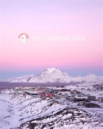 Merry Christmas – Juullimi Pilluarit! 🫶 Christmas in Greenland is full of light, love, and a special kind of Arctic charm. ✨❄️ Here’s a glimpse of the festive spirit from our corner of the world. 🎥 Aningaaq R. Carlsen – Visit Greenland | Visit Greenland