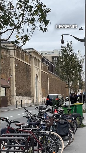 Nicolas Sarkozy vient de quitter la prison de la Santé. Il a été libéré ce lundi après-midi, quelques heures après que la Cour d’appel de Paris a approuvé sa demande de mise en liberté. Après 21 jours de détention, l’ancien président de la République regagne son domicile, situé dans le 16ᵉ arrondissement de Paris, accompagné par son épouse Carla Bruni. Placé sous contrôle judiciaire, Nicolas Sarkozy a interdiction de quitter le territoire français et d’entrer en contact avec le ministre de la Ju