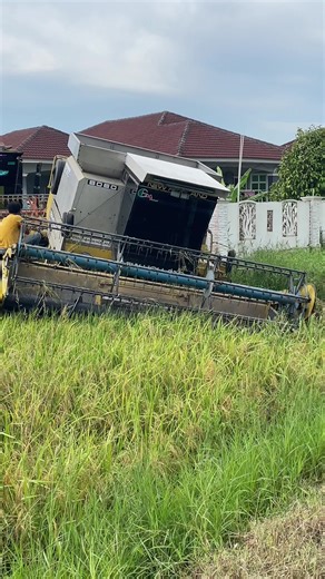 Explore New Holland NH 1545S and NH 8060 Tractors